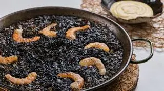 Paella de marisco arroz negro