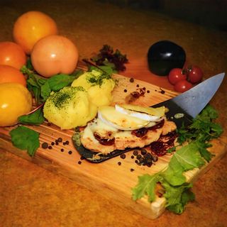 Stek Drobiowy z Suszonymi Pomidorami i Camembertem