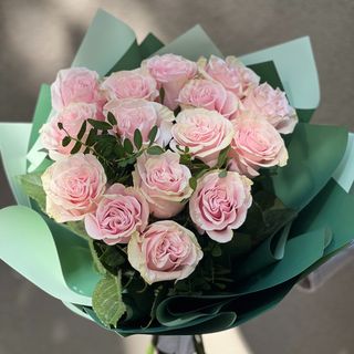 Buchet format din 15 trandafiri roz