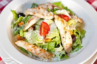 Cezar salata s piletinom, krutonima i parmezanom