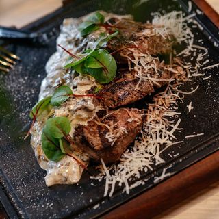 სტეიკი მინიონი სოკოს სოუსით