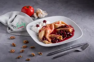 Palačinka sa sladoledom u sosu od višanja