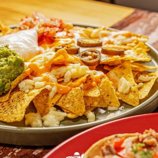 Nachos Con Guacamole y Pica Pollo
