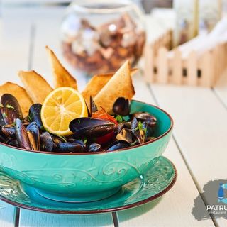 Midii cochilie in sos de rosii picant, lipie