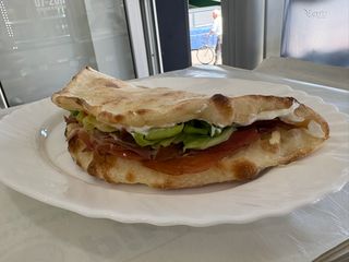 Pizza sendvič sa pršutom
