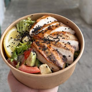 Салат з овочами, квасолею та куркою (350г)