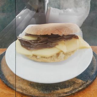 Mollete Manolete Con Anchoas Con Queso Añejo