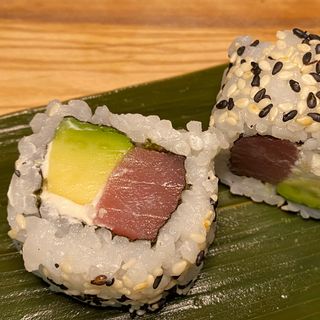 California Roll  De Atún Y Aguacate queso (8 Pza.)