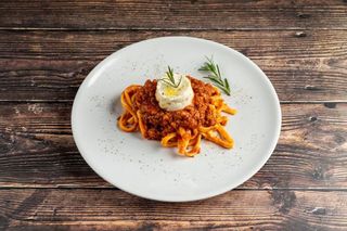 Pasta al ragù con crema di formaggio