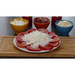 Paradajz sa sirom salata