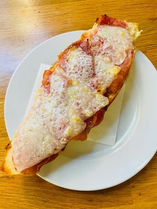 Media Tostada De Tomate Jamón Serrano Queso Manchego Fundido 