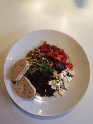 Sałatka z marynowanym w karmelu i soku jabłkowym burakiem ćwikłowym