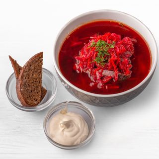 Борщ с чесночными гренками