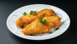 Pierś panierowana z frytkami i surówkami