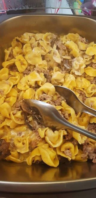 Tortellini panna, funghi e salsiccia - a porzione