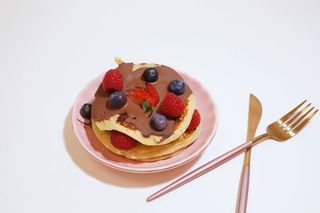 Clatite americane cu ciocolata si fructe de sezon