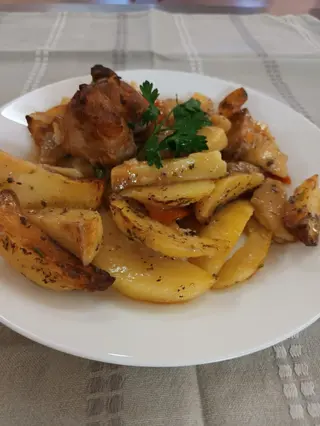 Свинско с картофи (300г)