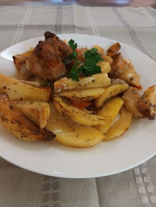 Свинско с картофи (300г)