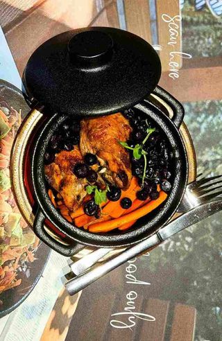 Pulpă de pui la cuptor cu afine și morcovi caramelizați