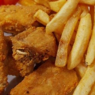 6 alitas de pollo con patatas fritas