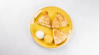 Naleśnikowe quesadillas wegetariańskie (Ser żółty, świeża czerwona papryka, papryka jalapeño) 4 szt.