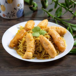 18. Panierowane kawałki kurczaka z makaronem, sos do wyboru
