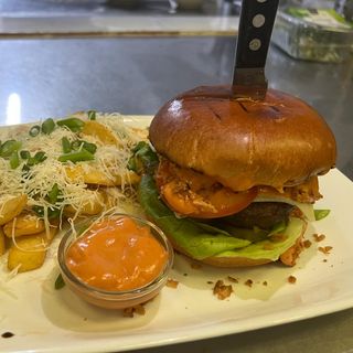 Hamburger "Black Angus" , cartofi prajiti cu parmezan si ceapa verde