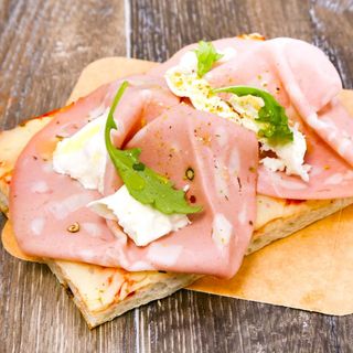 Porción de Mortadela De Bolonia y mozzarella fresca con pistacho 