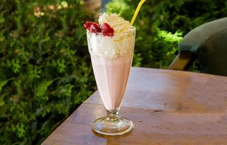 Клубничный молочный коктейль (350 мл.)