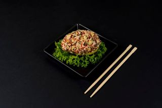 Sałatka z krewetek w awokado (3 szt)