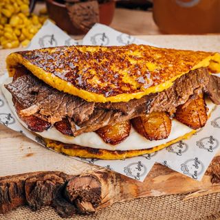 Cachapa con carne de parrilla y platano maduro