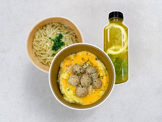 Boly z kurczaka z puree ziemniaczanym ta sosem serowym + Rosół drobiowy + Naturalna lemoniada