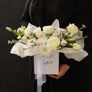 Квіткова композиція в білому кольорі