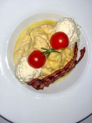 Kačamak sa kajmakom i belim sirom