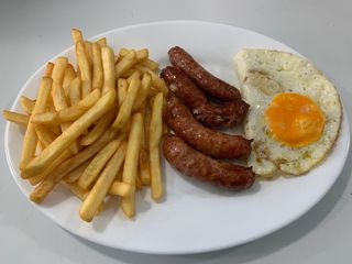 Salchichas con patatas y huevo