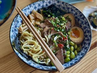 RAMEN Z MARYNOWANĄ POLĘDWICĄ WOŁOWĄ