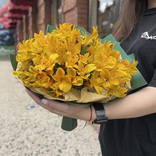 ყვითელი ალსტრომერიის თაიგული 2056