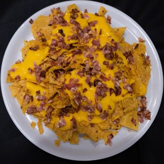 Nachos con cheddar y bacon
