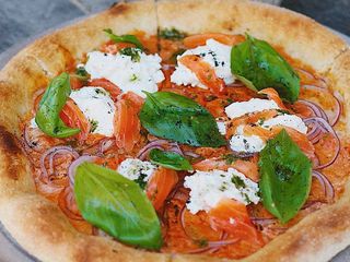 Піца з лососем та крем сиром