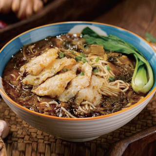 Fideos de caldo Chucrut con  filete de pescado(Poquito picante) 酸菜鱼片面/米线