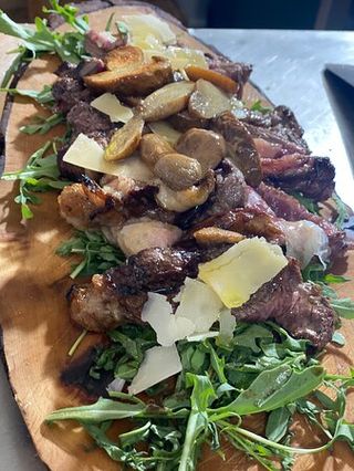 Tagliata con porcini, rucola e grana