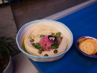 Хумус з ростбіфом та соусом наршараб