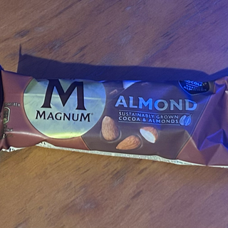 MAGNUM ALMENDRADO