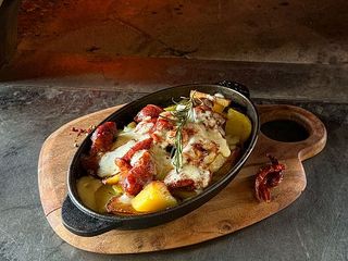 Гаряча пательня з ковбасками (490g)