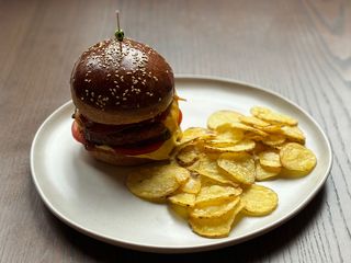 Бургер з великою соковитою яловичою котлетою, з сирним соусом і авторським соусом BBQ (430g)