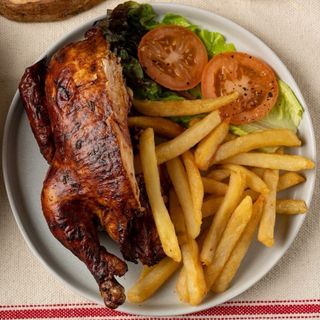 Plato De 1/2 Pollo Asado Con Papas Fritas Y Ensalada