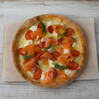 Pizza de Salmón, Ricotta y Tomates Cherry