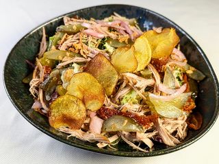 З рваною свининою та соленим огірком (230g)