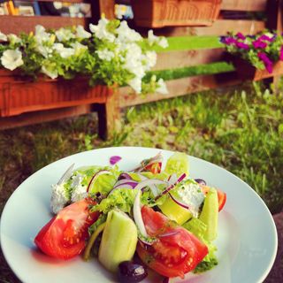 Розов домат с краставици и мус от сирена (350 г)