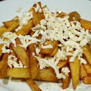 Cartofi proaspeți prăjiți cu telemea